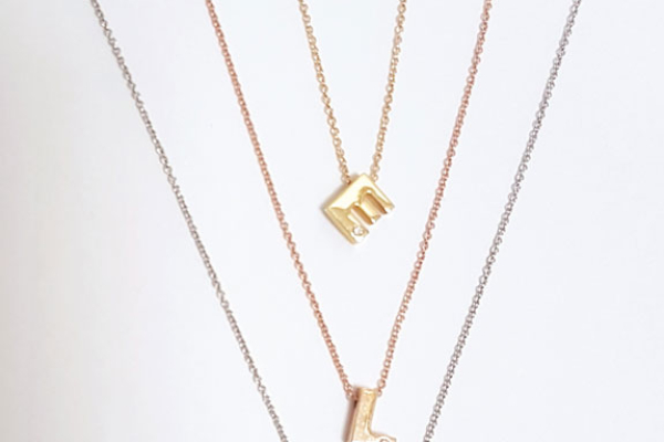 colgantes-iniciales-oro-brillantes15B05F28-61FC-5073-7714-39B34AE04D6C.jpg